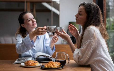 Endorfiny, smích a šálek: spojení, které chutná po lásce