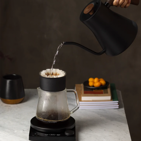 Fellow Stagg EKG PRO 0,9 l – modrá rychlovarná konvice s dřevěnou rukojetí