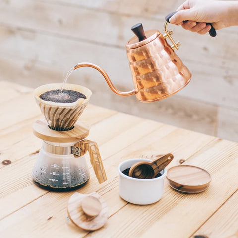 Hario V60-02 Konvička s Olivovým Dřevem 0,6 l - La Boheme Cafe - Pražírna výběrové kávy